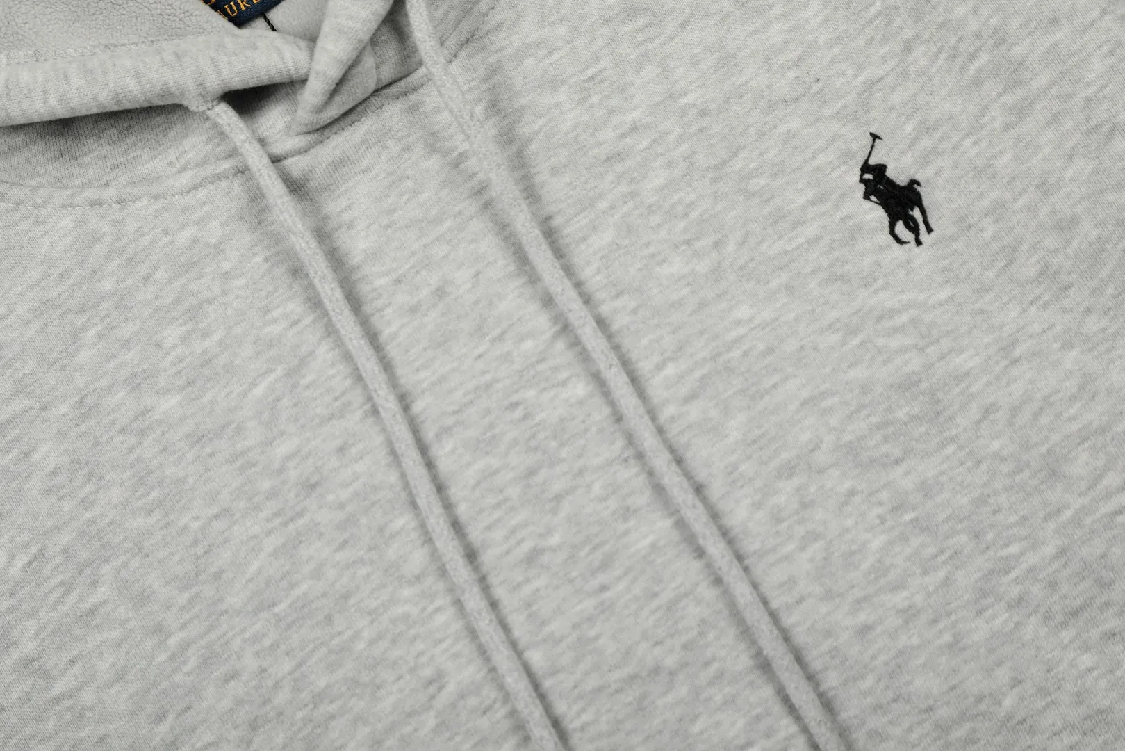 P250 Top quality" Style number: T5007# [Ralph Lauren solid color pony embroidered logo thickened velvet hooded sweatshirt] ✅Ralph Lauren classic basic versatile unisex autumn and winter velvet thickened hooded sweatshirt ✅Pure cotton high-gram velvet thickened fabric The upper body is comfortable and warm ✅The version is restored to the original version The maximum size can be worn up to 180 pounds Loose, comfortable and stress-free ✅The upper body is simple and easy to wear ootd must-have. Good-looking clothes are never picky. A must-have in couples’ wardrobes. Size: S-XL. Color: Black, Gray, Navy Khaki.